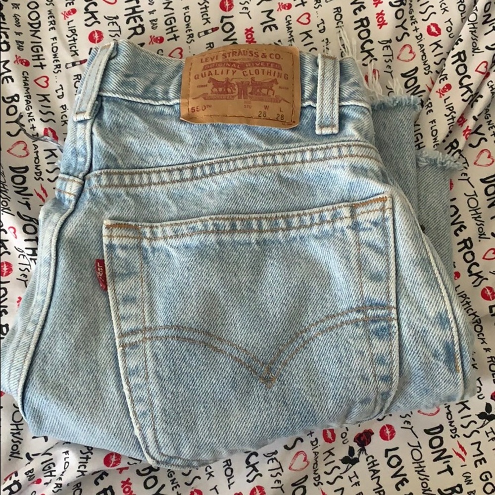 550 light wash Levi’s shorts